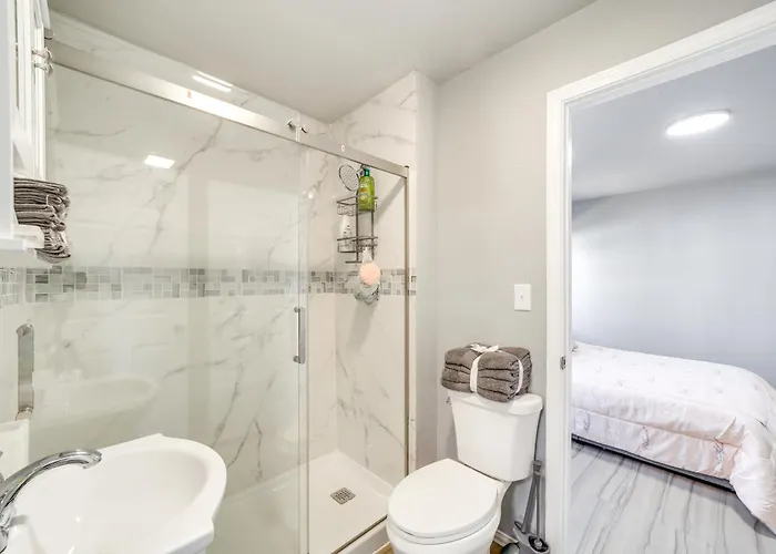 Convenient - 2 Mi To Downtown!