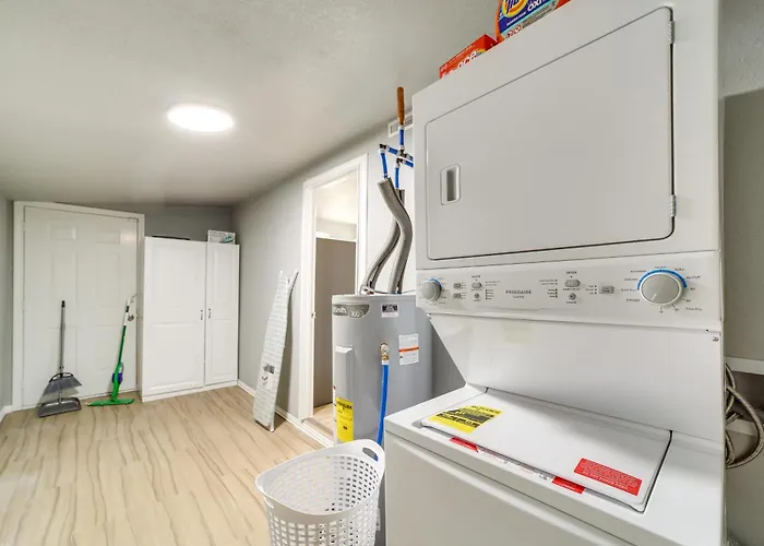 Holiday home Convenient - 2 Mi To Downtown!