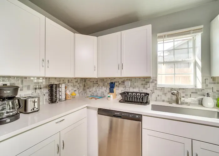 Holiday home Convenient - 2 Mi To Downtown!