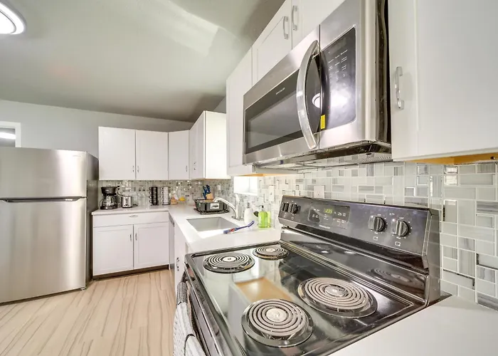 Convenient - 2 Mi To Downtown!